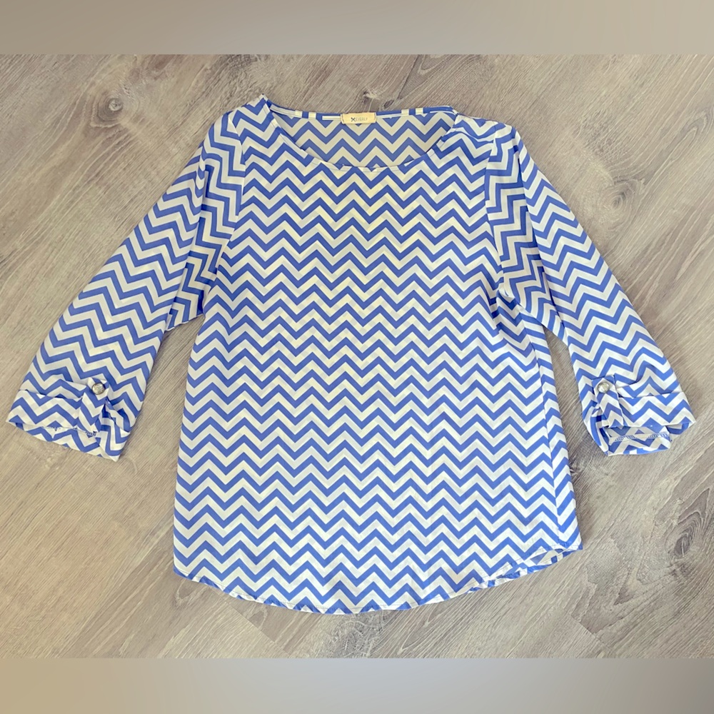 Everly Chevron top | boutique purchase | lightweight | size small